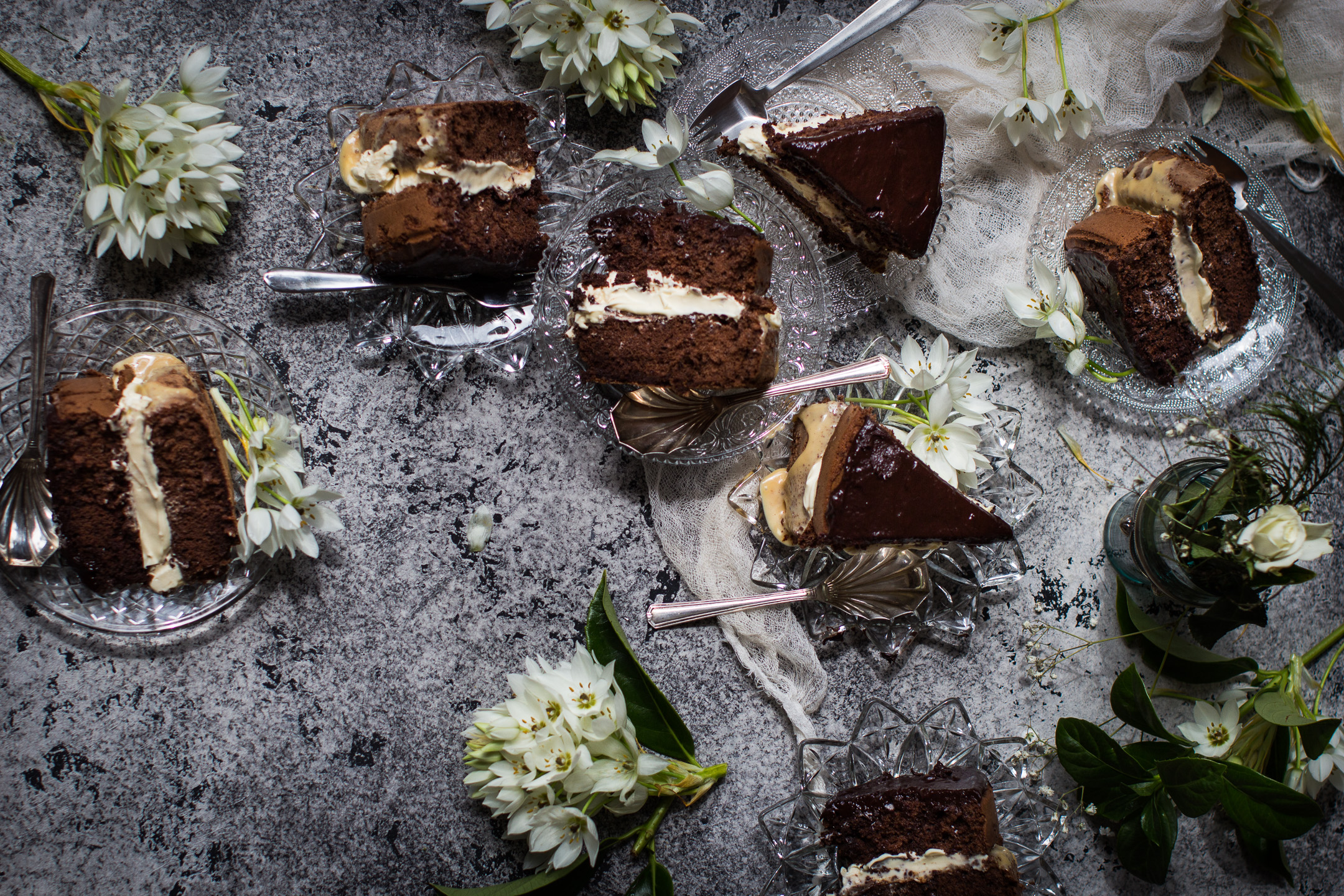 gluten-free-chocolate-sponge-cake-with-dulce-de-leche-recipe-4